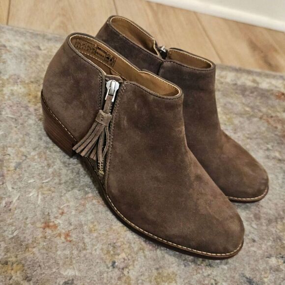 Vionic Serena Brown Suede Booties Size 6
Heels height - 1 3/4" - Picture 1 of 7